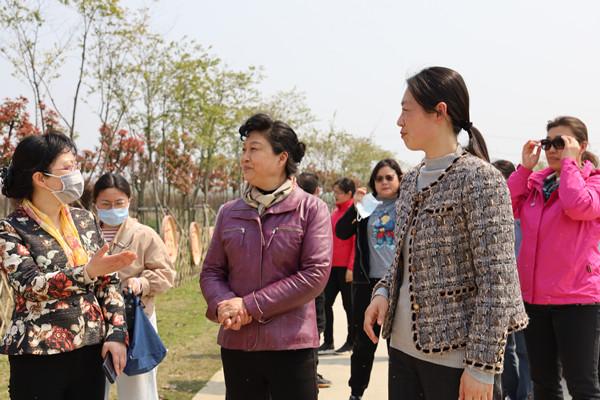 市妇联主席李顺英,副主席丁伟,祁素娟,沈春香,金湖县委副书记,县长