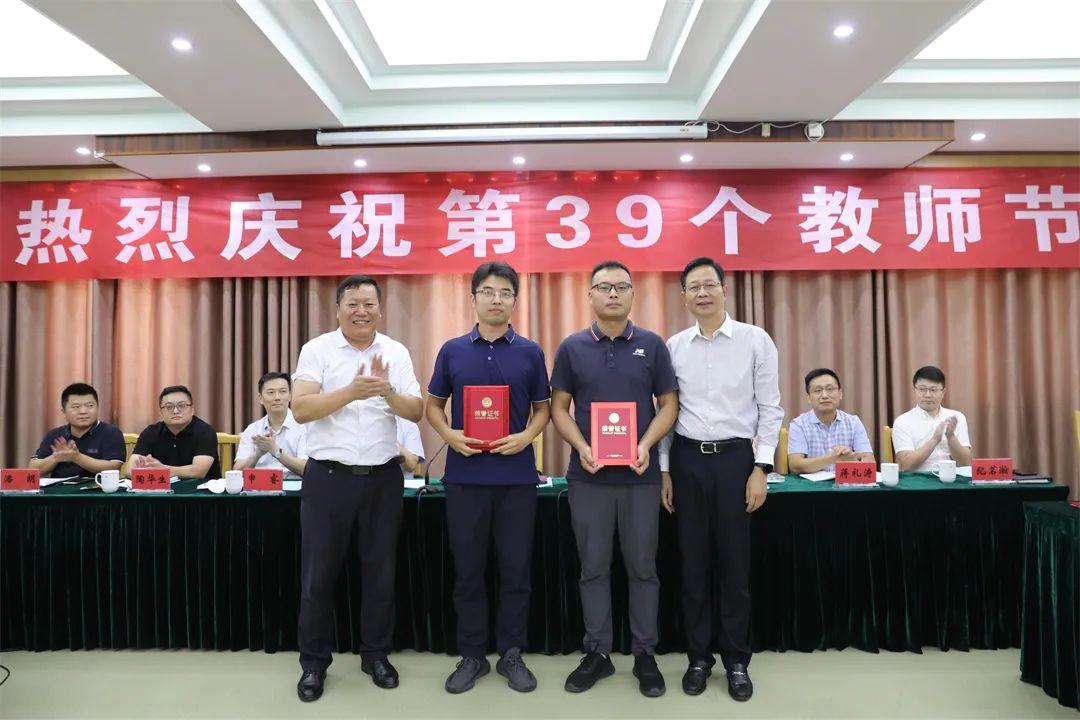 传承工匠精神 引领技能成才——市人社局领导班子赴淮安技师学院慰问调研2.jpg 传承工匠精神 引领技能成才——市人社局领导班子赴淮安技师学院慰问调研2.jpg