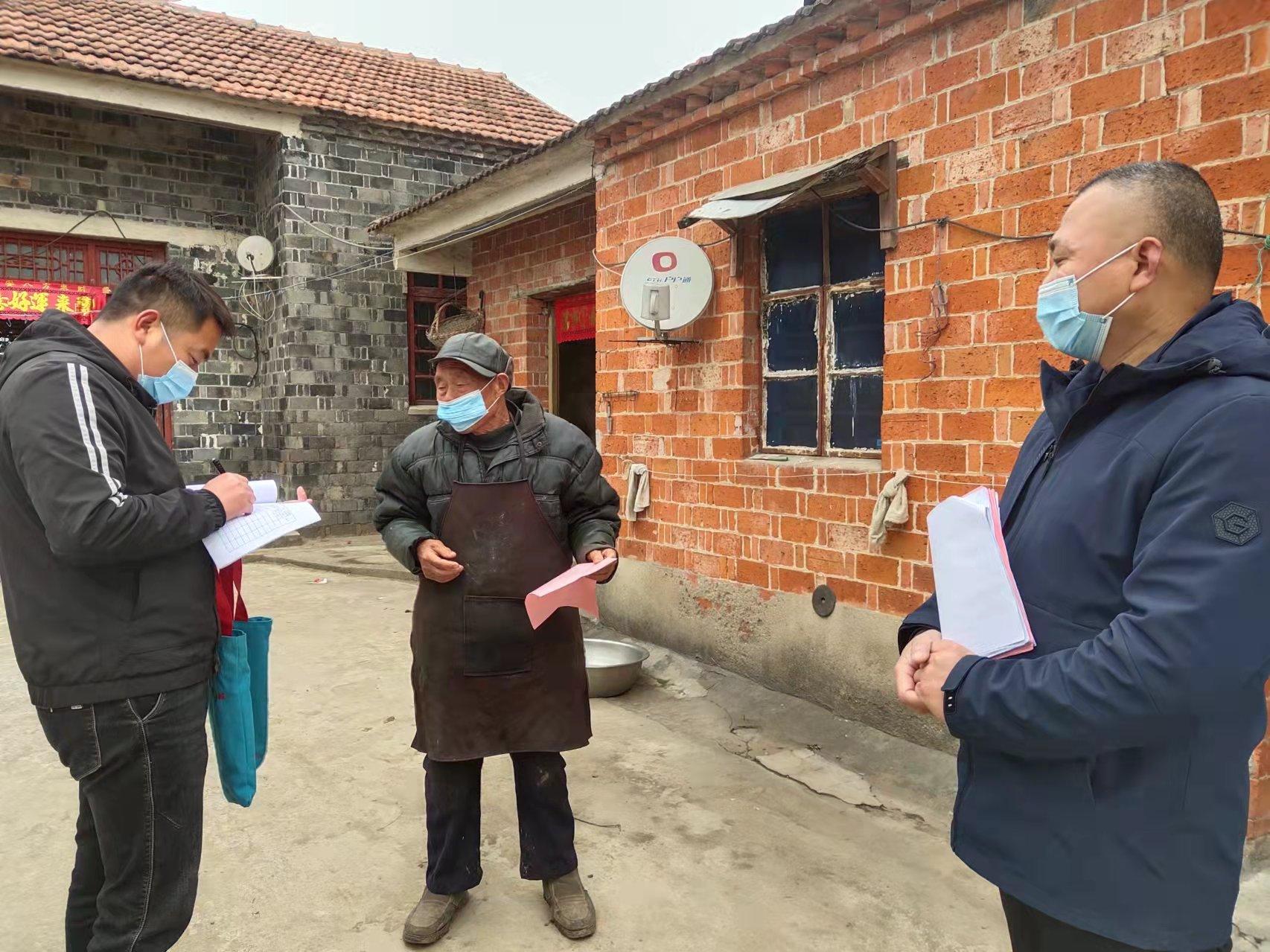 疫情攻坚见行动洪泽区三河镇代表敲门筑牢疫情防控网