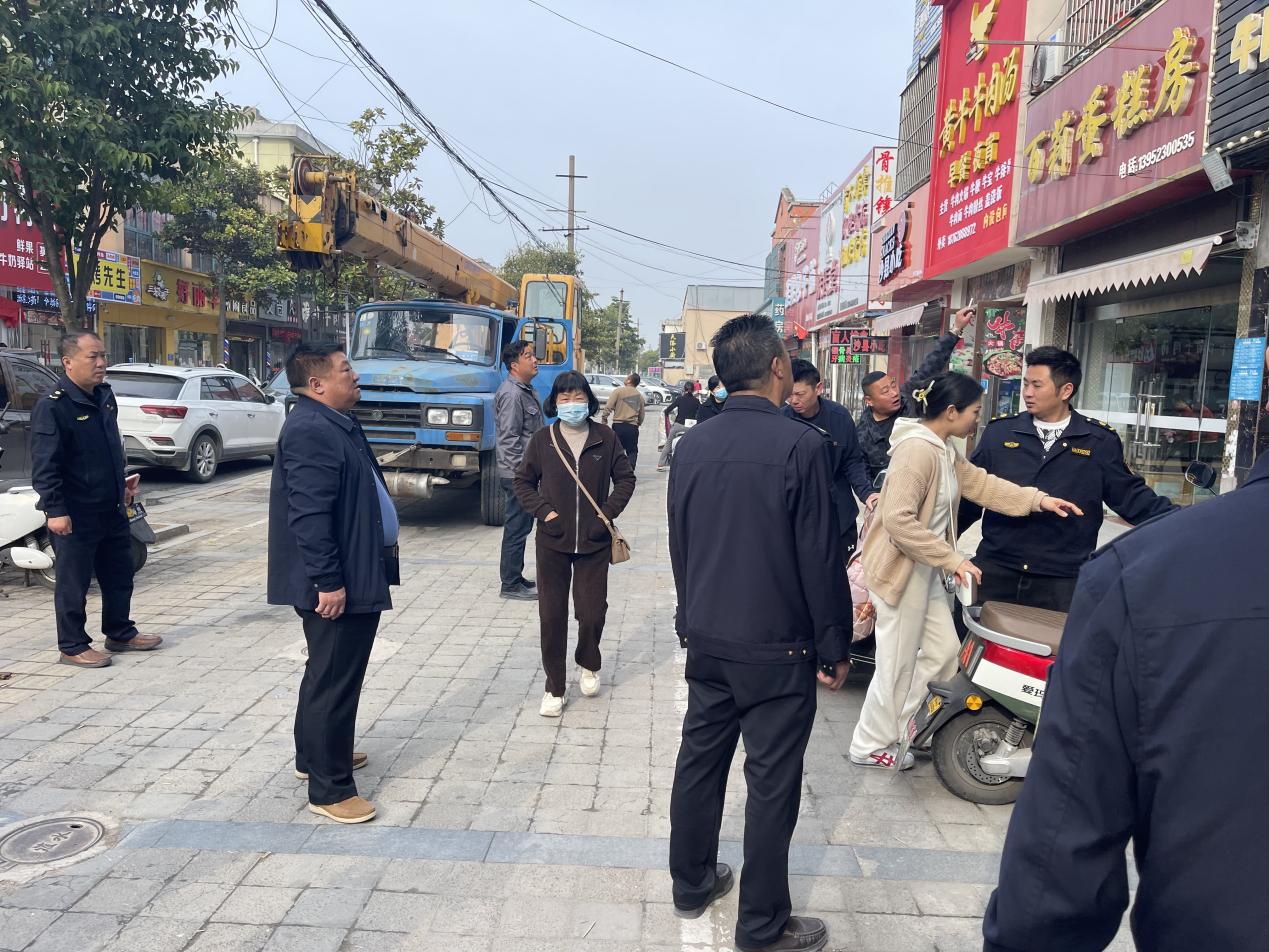 徐杨街道开展违规店招牌匾专项整治行动